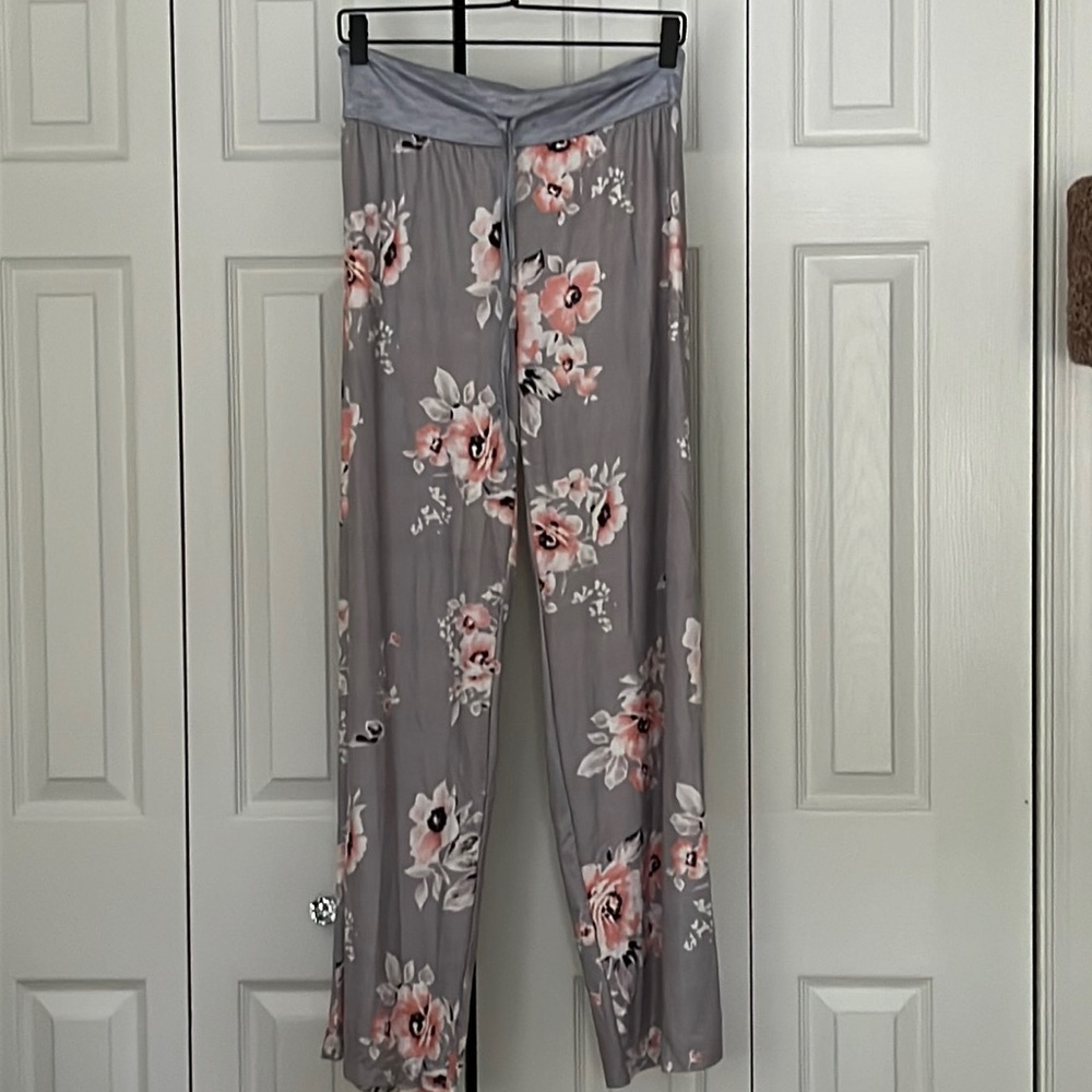 Soft, cool, flower pajama pants, very float and very long, never worn, size S